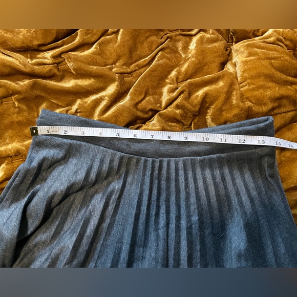 Lovely Day Pleated Skirt - Picture 2 of 3